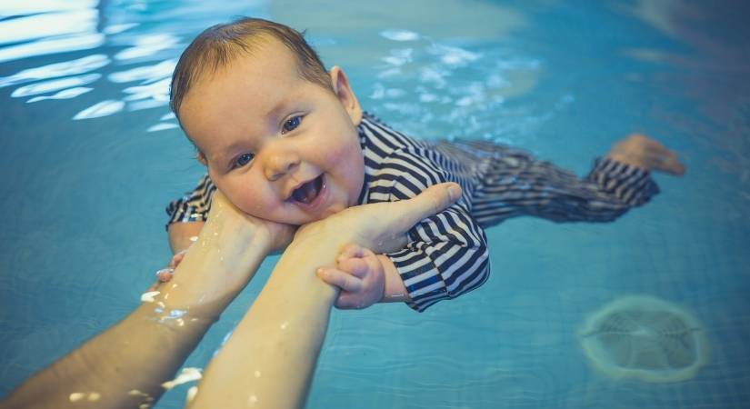 Bebeklerde Yüzme Eğitimi ve Faydaları