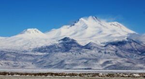 ​Erciyes Dağı’nda Nisan Ayında Kar Sürprizi: Zirve Beyaza Büründü​
