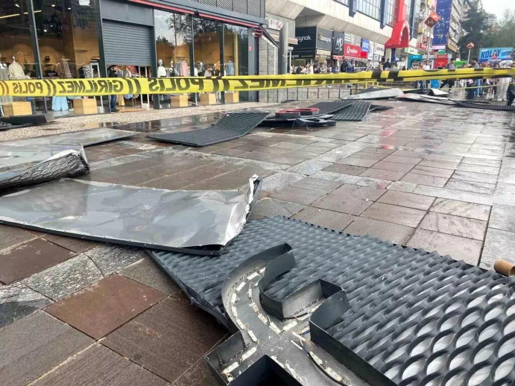 Ankara’da Fırtına Nedeniyle Mağaza Tabelası Uçtu