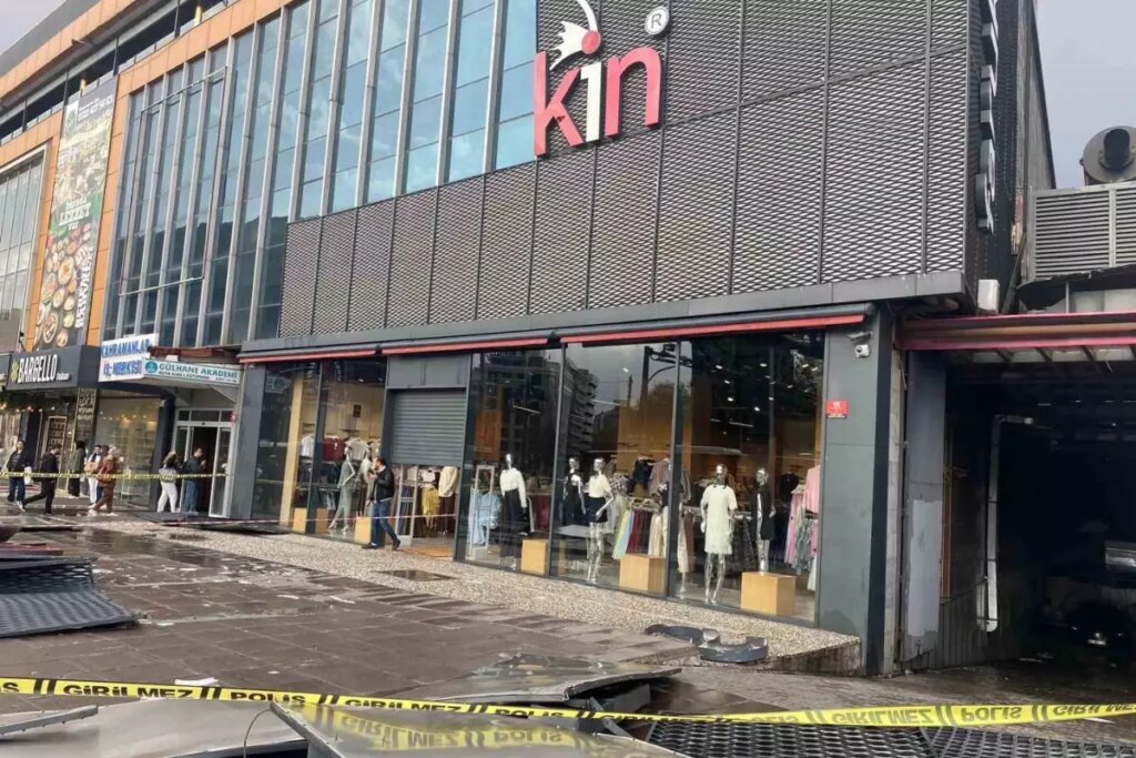 Ankara’da Fırtına ve Yağmurun Etkisiyle Mağaza Tabelası Yola Savruldu