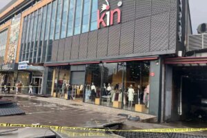 Ankara’da Fırtına ve Yağmurun Etkisiyle Mağaza Tabelası Yola Savruldu