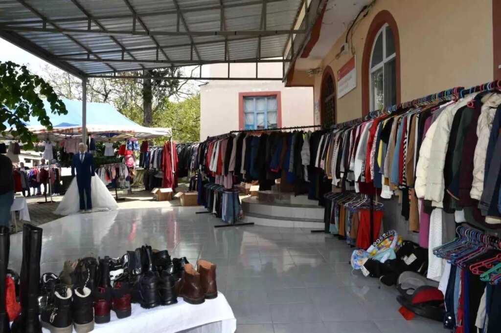 Atakum Belediyesi PAYMER Gezici Mağaza ile Dayanışma ve Destek Çalışmalarını Sürdürüyor