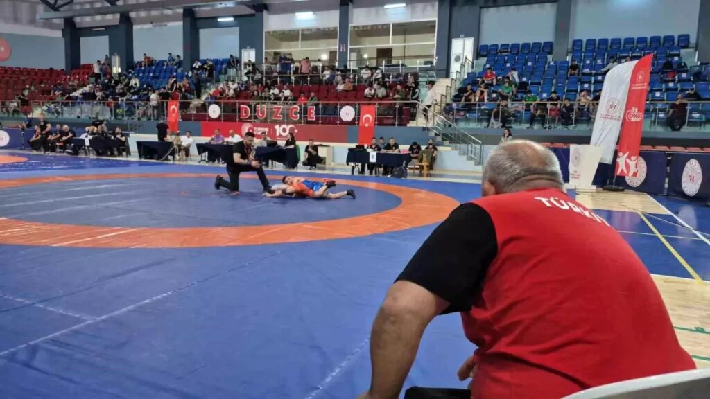 Düzce’de Coşkulu Okul Sporları Minikler Güreş Türkiye Şampiyonası Başladı