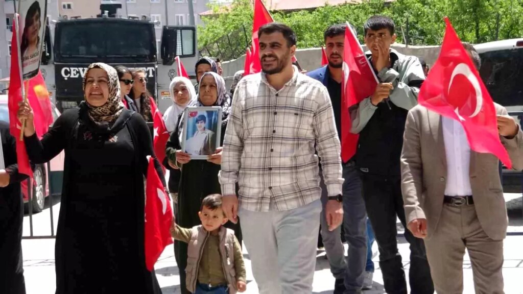 Evlatlarını PKK’nın elinden kurtarmak için mücadelesini sürdüren aileler Van’da eylemlerine devam ediyor