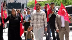 Evlatlarını PKK’nın elinden kurtarmak için mücadelesini sürdüren aileler Van’da eylemlerine devam ediyor