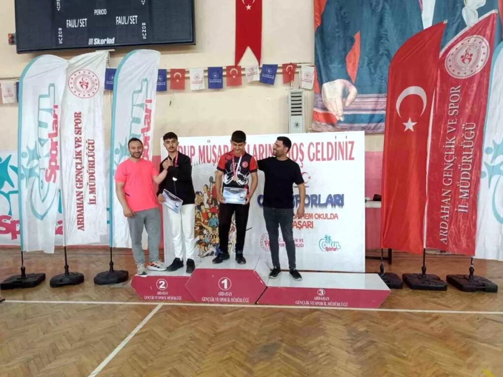 Horasanlı Öğrencilerden Bilek Güreşi Başarısı