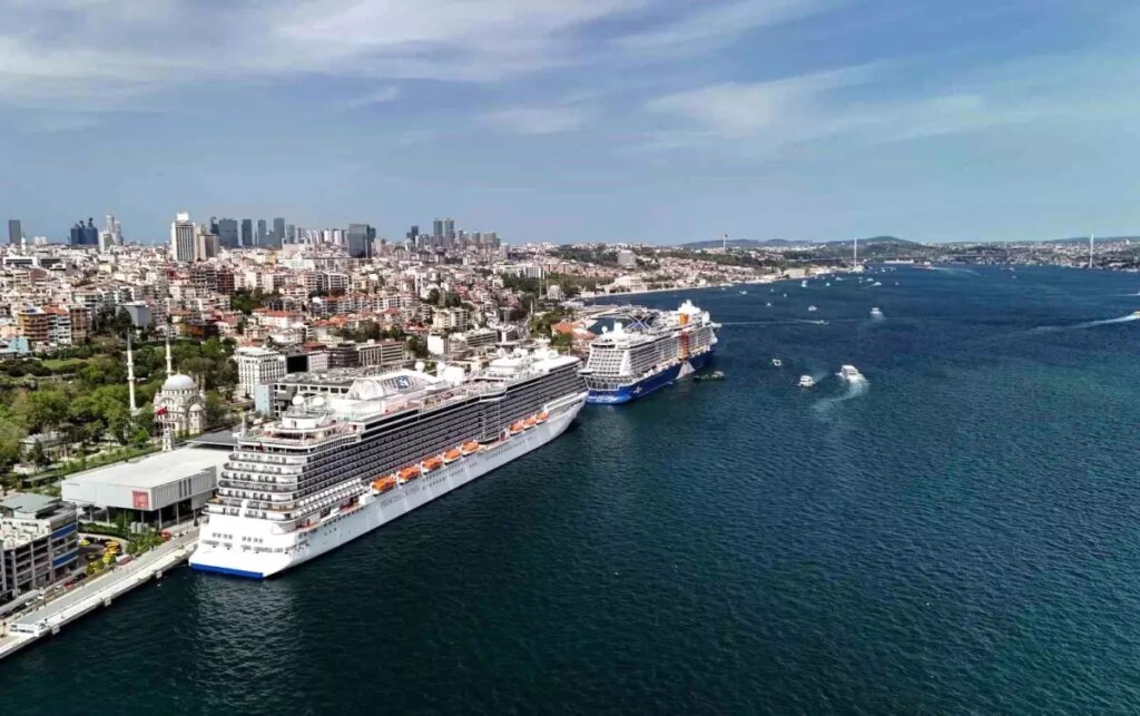İstanbul’da Dev Kruvaziyer Gemileri Boğaz ve Galataport’ta Görüntülendi