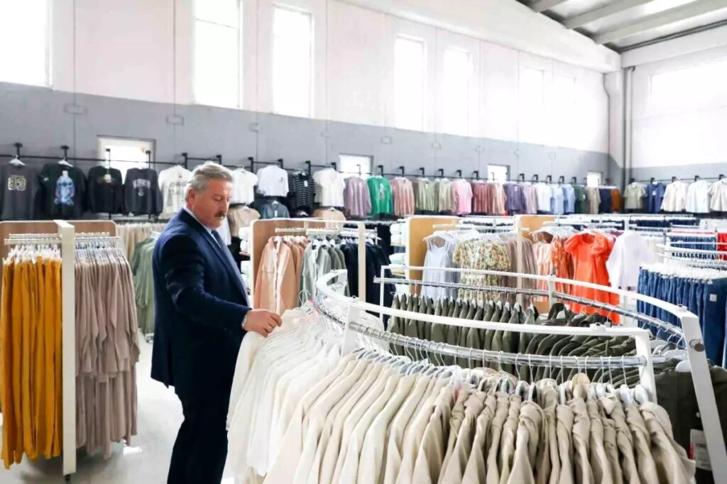 Melikgazi Belediyesi Muhtaçlık Sahiplerine Fiyatsız Kıyafet Takviyesi Sağlıyor