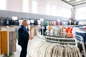 Melikgazi Belediyesi Muhtaçlık Sahiplerine Fiyatsız Kıyafet Takviyesi Sağlıyor