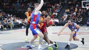 Anadolu Efes ile Galatasaray arasında çekişmeli basketbol mücadelesi