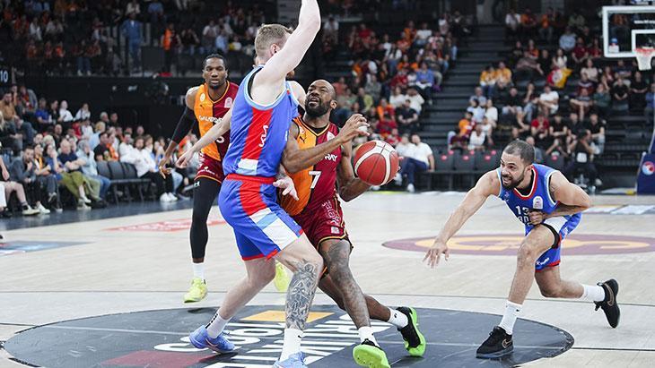 Anadolu Efes ile Galatasaray arasında çekişmeli basketbol mücadelesi