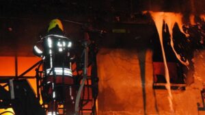 Balıkesir’de Metruk Binada Yangın: 2 Kişi ve Bir Köpek Hayatını Kaybetti