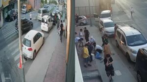 Minibüsle Gelen Şüphelilerin Şiddet Dolu Saldırısı Kameralara Yansıdı