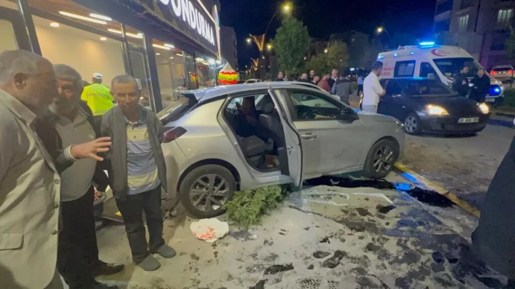 Nevşehir’de İki Otomobilin Çarpışması Sonucu Kaza: Bir Araç Su Kanalına Düştü, Bir Sürücü Yaralandı