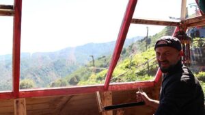 Rize Çayeli’nde Helikopter Şeklinde Ahşap Yapı İlgi Çekiyor