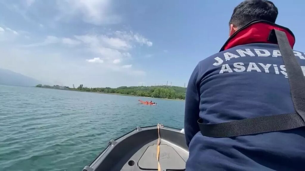Sapanca Gölü’nde Pedallı Kano Faciası: 3 Kişi Jandarma Ekipleri Tarafından Kurtarıldı