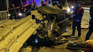 Sivas’ta Otomobil Köprü Üzerinde Bariyere Çarptı: Sürücü Kurtarıldı