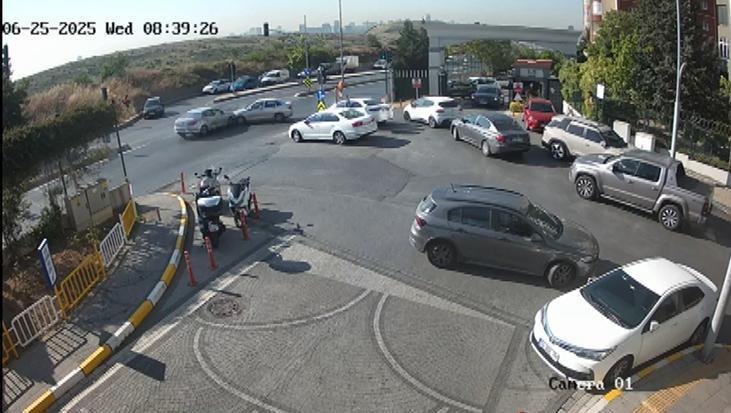 Vadi Park Evleri Sitesi’nde Trafik Kazası: İki Otomobil Çarpıştı, 3 Yaralı