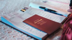 İçtihat Bülteni’nde Yeni Emsal Karar: Eşlere Yönelik Hakaret İçeren Sözlerin Kusur Sayılması