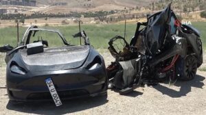 Malatya’da Feci Kaza: Tesla Otomobil Alev Alıp İki Sağlık Çalışanı Hayatını Kaybetti