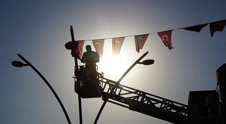 Türk Bayraklarıyla Milletin Birlik ve Beraberliği Pekişiyor