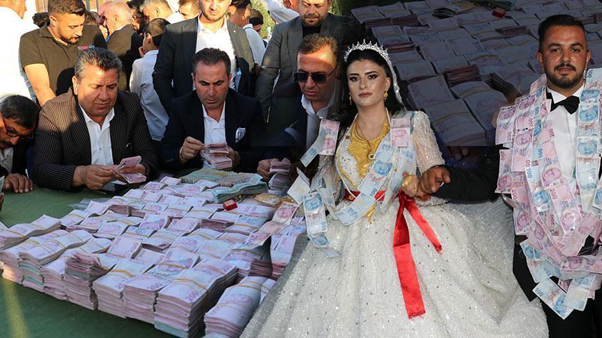 Van’da Büyük Düğün Coşkusu ve Geleneksel Takı Törenleri