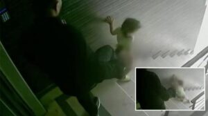 3 yaşındaki kızına tekme atıp merdivenlerden atan babaya ilk duruşmada tahliye