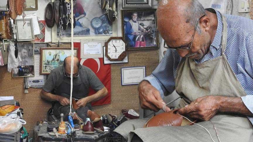 Babasından öğrendi, 45 yıldır bu işi yapıyor! Talep patladı: Sağlık açısından tercih edilen bir ayakkabı