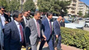 Bakan Yerlikaya, Kırşehir’de ziyaretlerde bulundu! Vatandaşlarla fotoğraf çektirdi