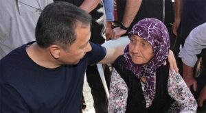 Bakan Yerlikaya Sındırgı’da depremzede aileleri ziyaret etti