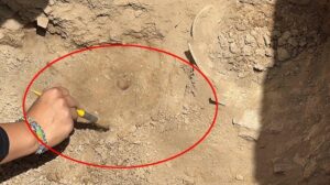 Beçin Kalesi’nde Arkaik Döneme Ait Yapı Grupları ve Oyun Zarları İzleri Gün Yüzüne Çıkıyor