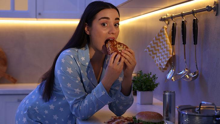 Beslenmede zamanlama önemli! Gece yemek yemenin 3 zararı