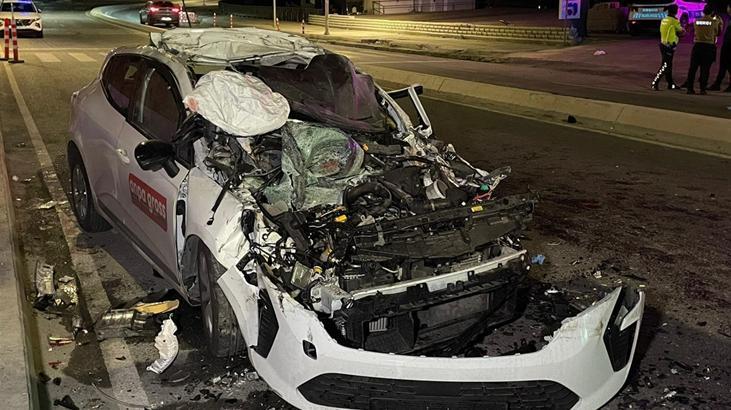 Büyükçekmece’de feci kaza! Otomobil park halindeki TIR’a çarptı: 1 ölü, 4 yaralı