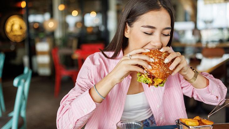 Dışarıda Yemek: Sağlıklı Seçimler ve Ev Yemeklerinin Avantajları