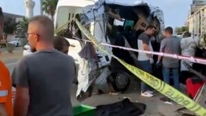 Diyarbakır’dan Yaz Kampına Giden Çocukları Taşıyan Minibüs Erdemli’de Trafik Kazasıyla Karışmış