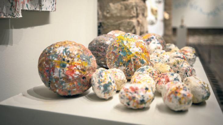 Dünyaya bir kere gelir bin kere yaşarsın