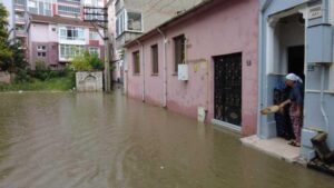 Edirne’yi sağanak vurdu! Dakikalar içinde her yer göle döndü