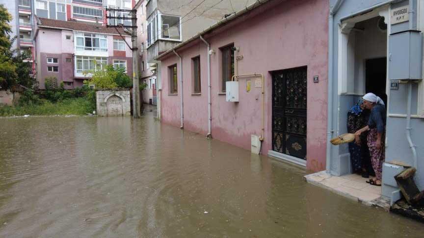 Edirne’yi sağanak vurdu! Dakikalar içinde her yer göle döndü