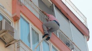 Ender E.’nin Balkonda Kendini Bırakma Girişimi: Eşinin Boşanma Kararı Üzerine Müzakereyle Sonuçlanan Olay