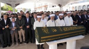 Fatih Camisi’nde İkindi Namazı Sonrası Kefeli Cenaze Töreni: Taziye ve Defin