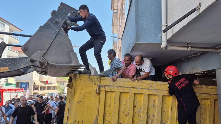 Freni boşalan hafriyat kamyonu iş yerine girdi! Kaza anı kamerada