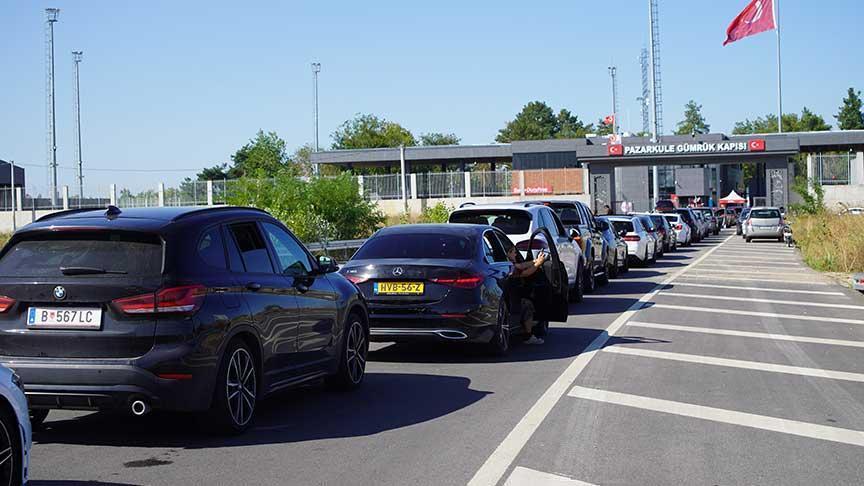 Gurbetçiler Tatile Dönüşte Edirne Sınır Kapılarında Duygusal Yol Ayrımları Yaşıyor