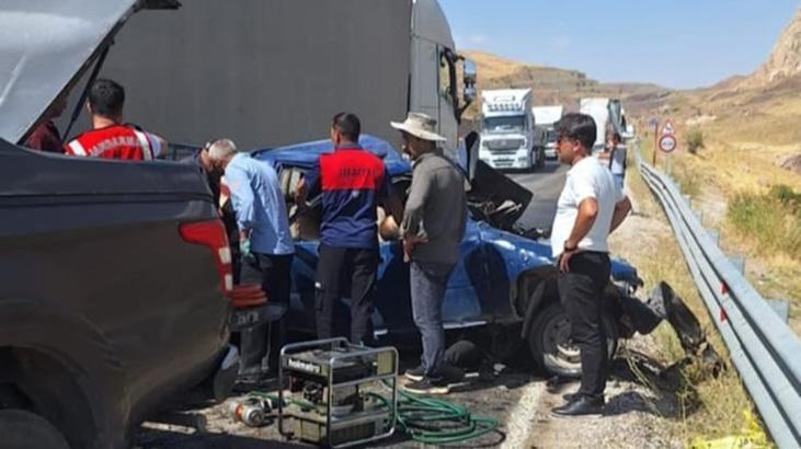 Hakkari’deki Yolda Zincirleme Çarpışma: 4 Ölü, 2 Yaralı ve Trafik Kapatma