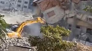 Hatay’da Deprem Sonrası Kontrollü Yıkım Kamerada: 5 Katlı Bina Güvenli Şekilde Düşüyor