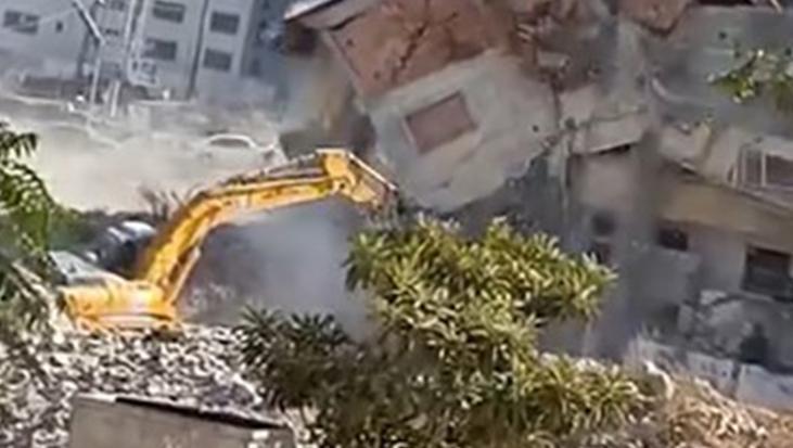 Hatay’da Deprem Sonrası Kontrollü Yıkım Kamerada: 5 Katlı Bina Güvenli Şekilde Düşüyor