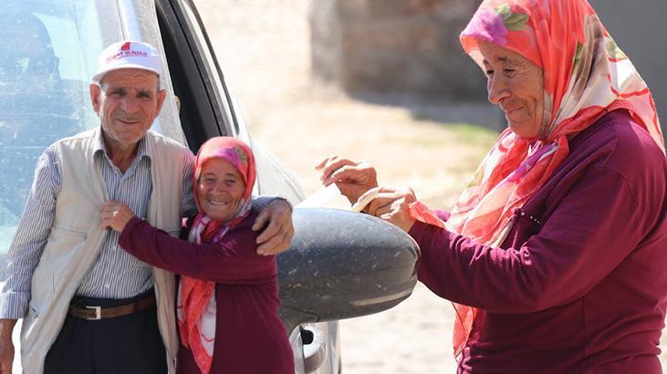 İşitme engelli çiftin yaşam azmi! Ürettikleri ürünleri yazdıkları kağıtlarla turistlere satıyor