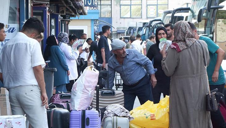 İstanbul Otobüs Terminalinde Yoğunluk: Dönüş Yolculuğu ve Öğrenci Başlangıç Ritüeli