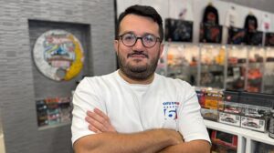 İstanbul’da Yaşayan Özçiçek’in 2000+ Oyuncak Araba Koleksiyonu: Aile Bağları ve Uluslararası Fuar Anıları