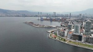 İzmir’in kabusu geri döndü! Vatandaş isyan etti: Bu koku insanı hasta eder