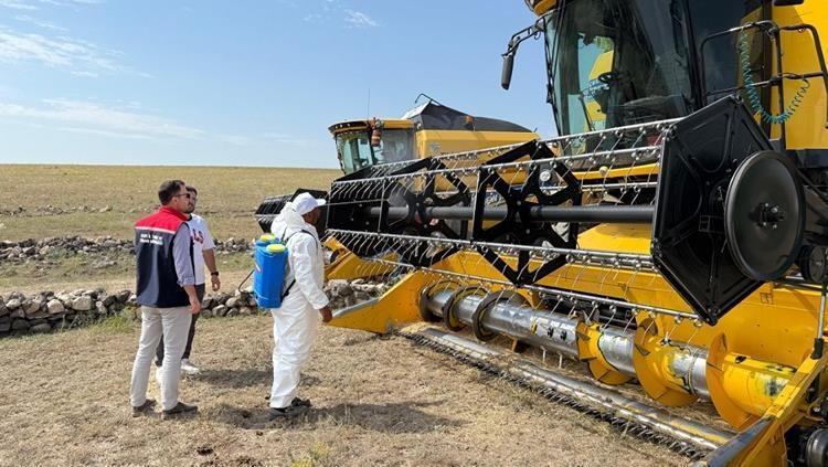 Kars’a gelen biçerdöverler, şap tedbirleri kapsamında dezenfekte edildikten sonra hasada başlıyor